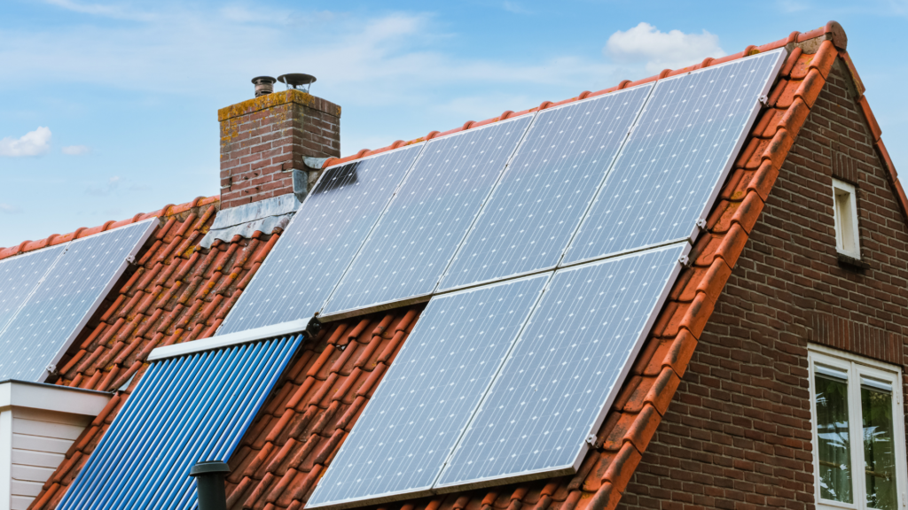 Les avantages d’installer des panneaux photovoltaïques et des pompes à chaleur